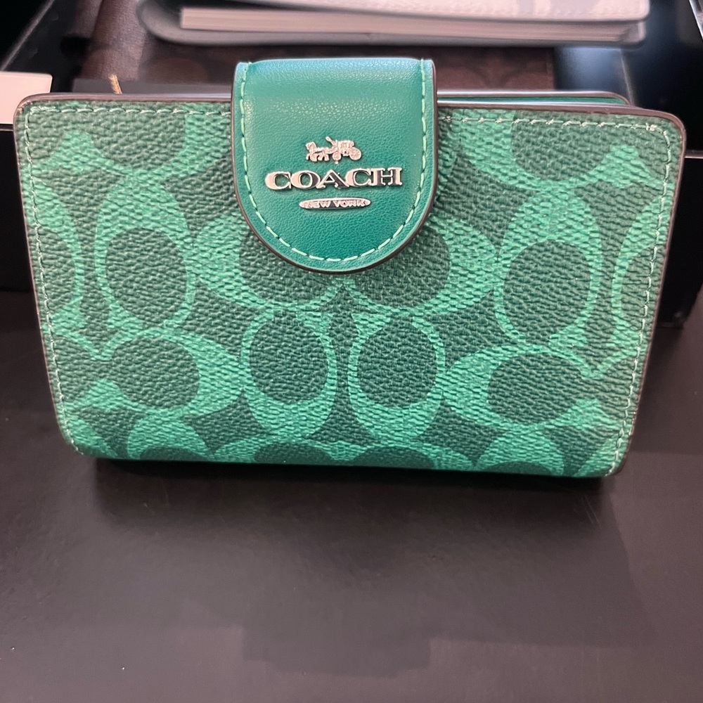 New Coach Medium Corner Zip Wallet In Signature Canvas CW786 Silver/Bright Jade